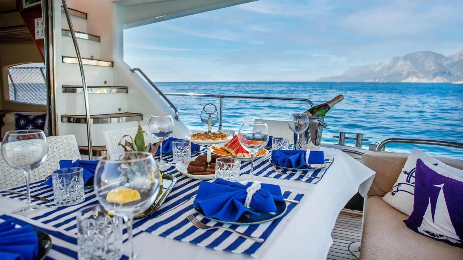 L ESTATE YACHT